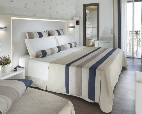 media.Slide-Camere-Comfort-3-4-letti-04-Hotel-Vanni-Misano